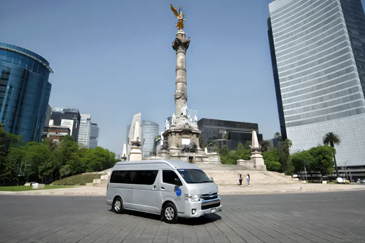 Flota Mobilux Toyota Hiace renta en CDMX